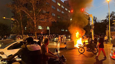 İran'da özgürlük sloganları atılıyor: 'Diktatöre ölüm!'