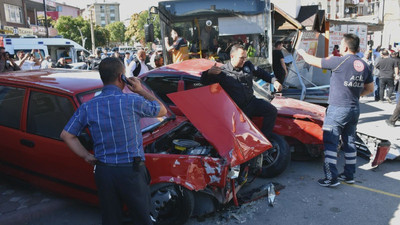 Sürücüsü kalp krizi geçiren halk otobüsü 4 araç ile büfeye çarptı