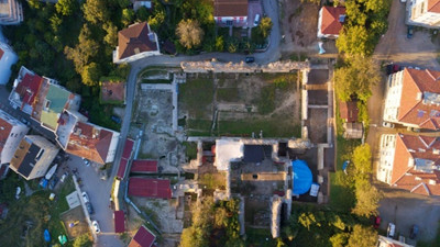 Balatlar Kilisesi'nde din adamları Süryaniler gibi oturur şekilde defnedilmiş