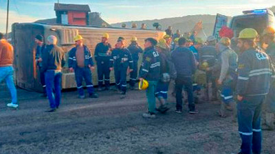 Madencileri taşıyan servis midibüsü devrildi: 11 yaralı