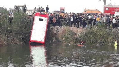 Mısır'da minibüs faciası: 20 kişi öldü