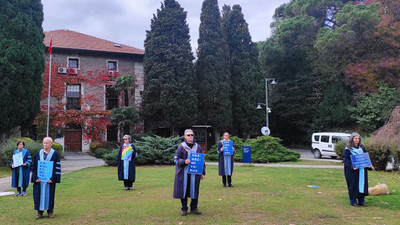 Boğaziçi akademisyenleri arkalarını 459. kez rektörlük binasına döndü