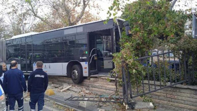 İstanbul'da kaza: Metrobüs Kadıköy Belediyesi binasının duvarına çarptı