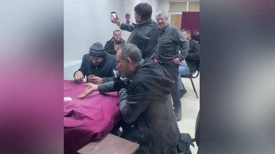 Haluk Levent konser verirken kahvehaneye girdi: Hem şarkı söyledi hem de kağıt oynadı