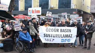 Gazeteciler, 28 yıl önce bombalanan Özgür Ülke'nin önünden seslendiler: İşimizin başında, Apê Musa’nın yolundayız