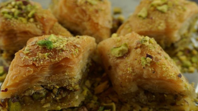 Deneyen klasik baklavalardan vazgeçiyor işte yapılışı çok basit bir baklava önerisi