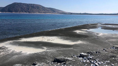 Salda'da beyaz kumullar kararıyor: Uzman 'tehlikeli' dedi, kaymakan 'doğal' buldu