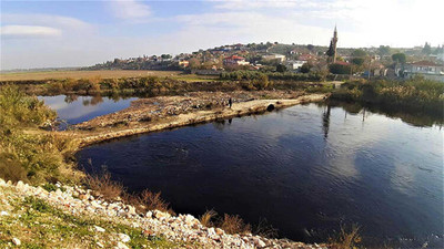 Büyük Menderes Nehri siyaha büründü