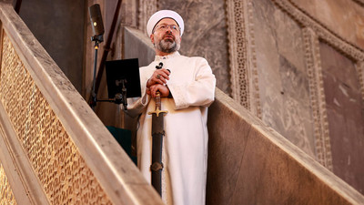 Diyanet İşleri Başkanı Erbaş'tan yine kılıçla hutbe