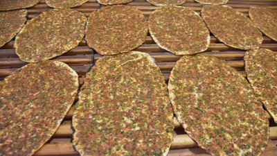 Tıpkı lahmacun ustalarının yaptığı gibi çıtır çıtır lahmacunun püf noktası - Tavada yapılıyor