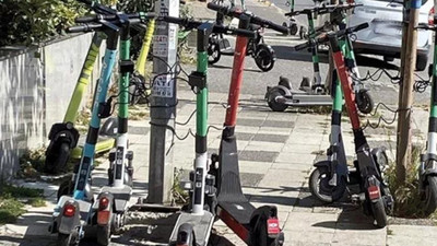 Kadıköy'de kaldırım 'özgürlüğü': Skuter, kurye motor, dükkan önü eşyalar kaldırılıyor