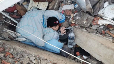Hatay'da belden aşağısı enkazda kaldı: Suriyeli çocuk kurtarılmayı bekliyor