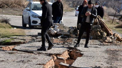 Depremin ardından otoyol ve kara yollarında derin yarıklar, çökmeler oluştu