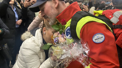 Alman arama kurtarma ekipleri ülkelerinde çiçeklerle karşılandı