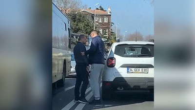 Ters yöne giren sürücü kendini uyaran motosikletlilere baltayla saldırdı
