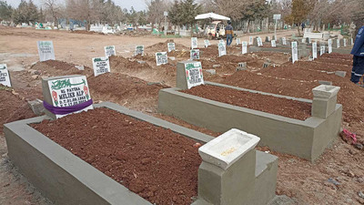 Yan yana dizili mezar taşlarına, depremde ölenlerin eşyaları bağlandı