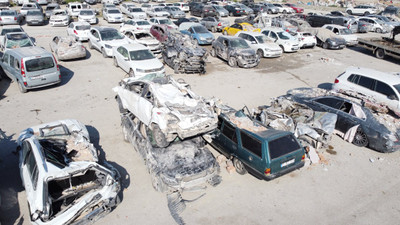 Hatay'da depremde zarar gören arabalar otoparklara toplanıyor