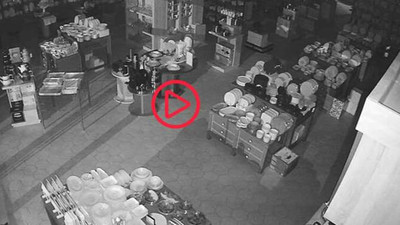Bardak ve tabakların dahi kırılmadığı züccaciyedeki deprem anı kamerada