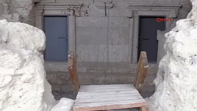 2 bin yıllık anıt mezarlara demir kapı monte edildi
