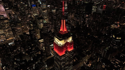 Empire State binası depremzedeler için kırmızı beyaz renklerle ışıklandırıldı