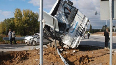 İşçi servisi, otomobille çarpıştı: 9 yaralı