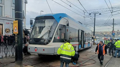 Sirkeci'de tramvay aynı yerde yeniden raydan çıktı