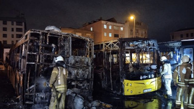 Park halindeki üç İETT otobüsü yandı