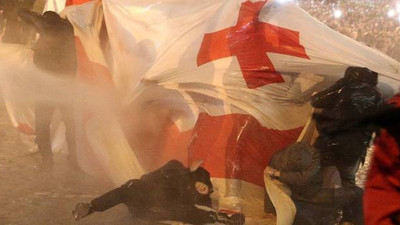Gürcistan'da 'yabancı ajan' yasa tasarısını binlerce kişi protesto etti
