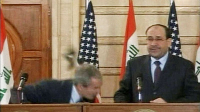 Bush'a ayakkabı fırlatan gazeteci konuştu: Pişman değilim