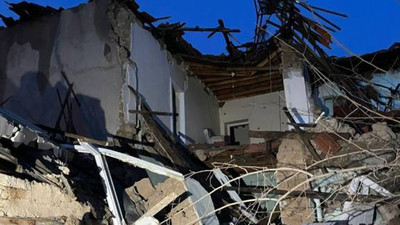 Malatya'da ağır hasarlı binanın bir bölümü çöktü