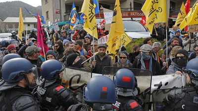 Macron bu kez de su sorununa el attı: Protestolar sürüyor