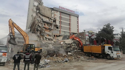 Depremde bir kısmı çöken öğretmenevi yıkılıyor