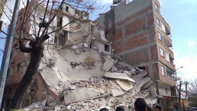 Kilis'te ağır hasarlı bir bina çöktü