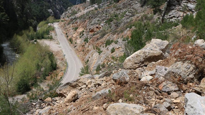 Dört öğretmenin öldüğü yolda kaya tehlikesi sürüyor