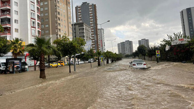 Adana'da sağanak ve dolu etkili oldu: Yollar göle döndü