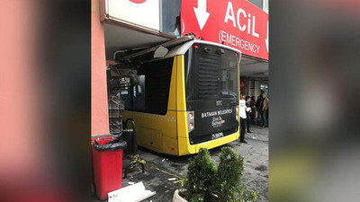 Fenalaşan yolcuyu hastaneye götüren otobüs, acil servis tavanına sıkıştı