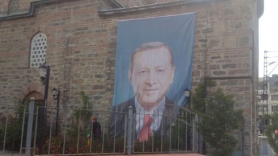 Bursa'da cami duvarına Erdoğan posteri asıldı, İyi Parti tepki gösterdi