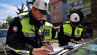 Trafik cezası yazan polisin otomobilini yaktılar