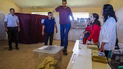 Sandığa traktör römorkuyla gitti: Dünyanın en uzun insanı Sultan Kösen oyunu kullandı