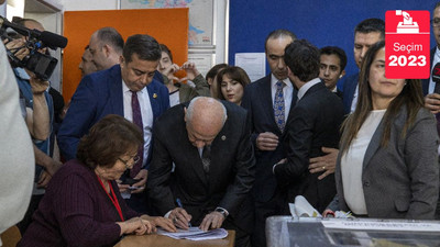 Devlet Bahçeli oyunu atarken arkasındaki genç 'kalp' yaptı