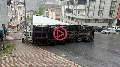 Esenyurt'ta kağıt yüklü kamyon park halindeki aracın üzerine devrildi