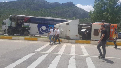 Yolcu otobüsü yol temizleme aracına çarptı: Bir ölü, 15 yaralı