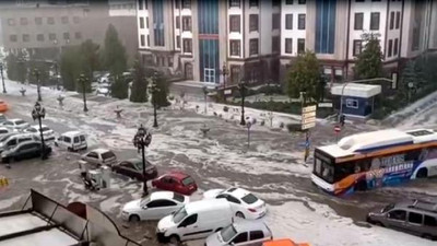 Ankara'da yağış ve dolu: Yollar taştı, ev ve iş yerlerini su bastı