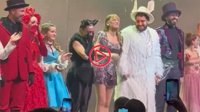 Merve Dizdar Alice Müzikali’nde dakikalarca ayakta alkışlandı