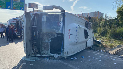 Kocaeli'nde işçileri taşıyan minibüs kaza yaptı: 13 yaralı