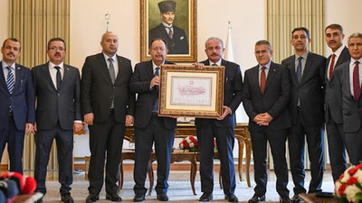 YSK Başkanı, Cumhurbaşkanı mazbatasını teslim etti