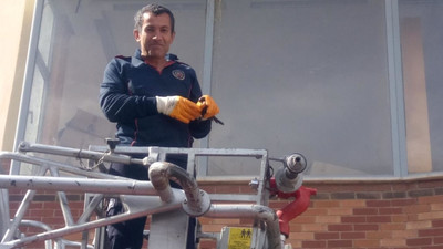 Maraş'ta ayağına ip takılan kırlangıç, kurtarılarak doğaya bırakıldı