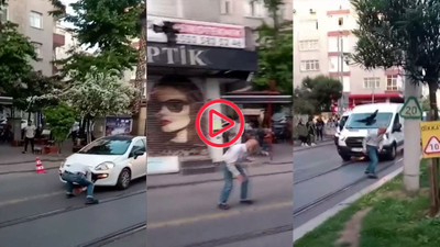 Güngören'de yavru kargayı kurtarmaya çalışan esnafa diğer kargalar saldırdı