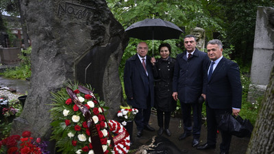 Nazım Hikmet'in ölümünün 60'ıncı yılı: Moskova'daki mezarı başında anıldı