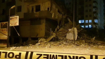 Diyarbakır'da yıkımı yarım bırakılan ağır hasarlı bina çöktü